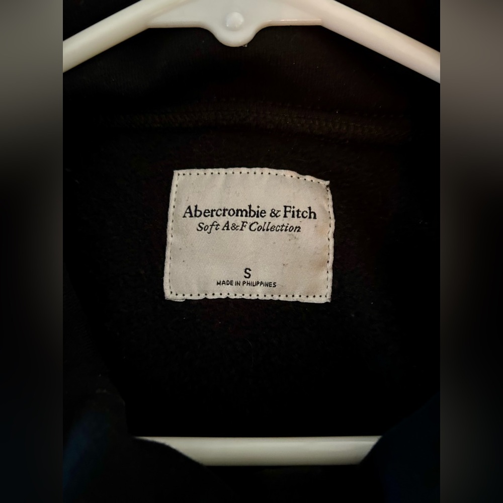 Black Abercrombie & Fitch Sweater